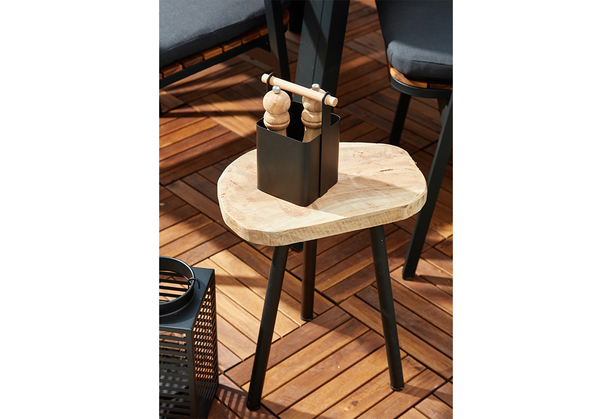 Απεικονίζεται το τραπεζάκι